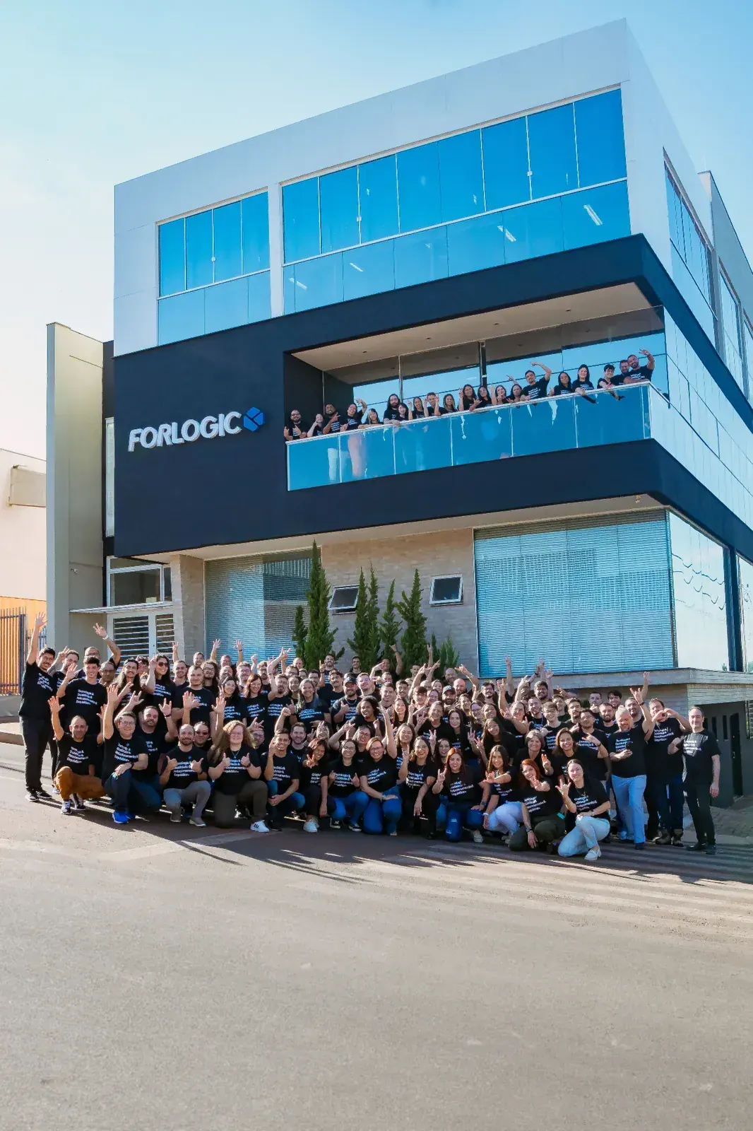 Time ForLogic reunido em frente à sede
